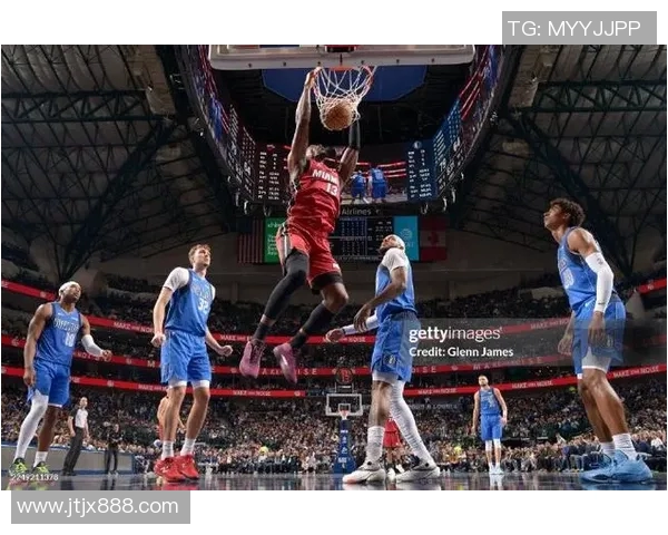 热火与独行侠激战正酣NBA赛场精彩对决引发球迷热议